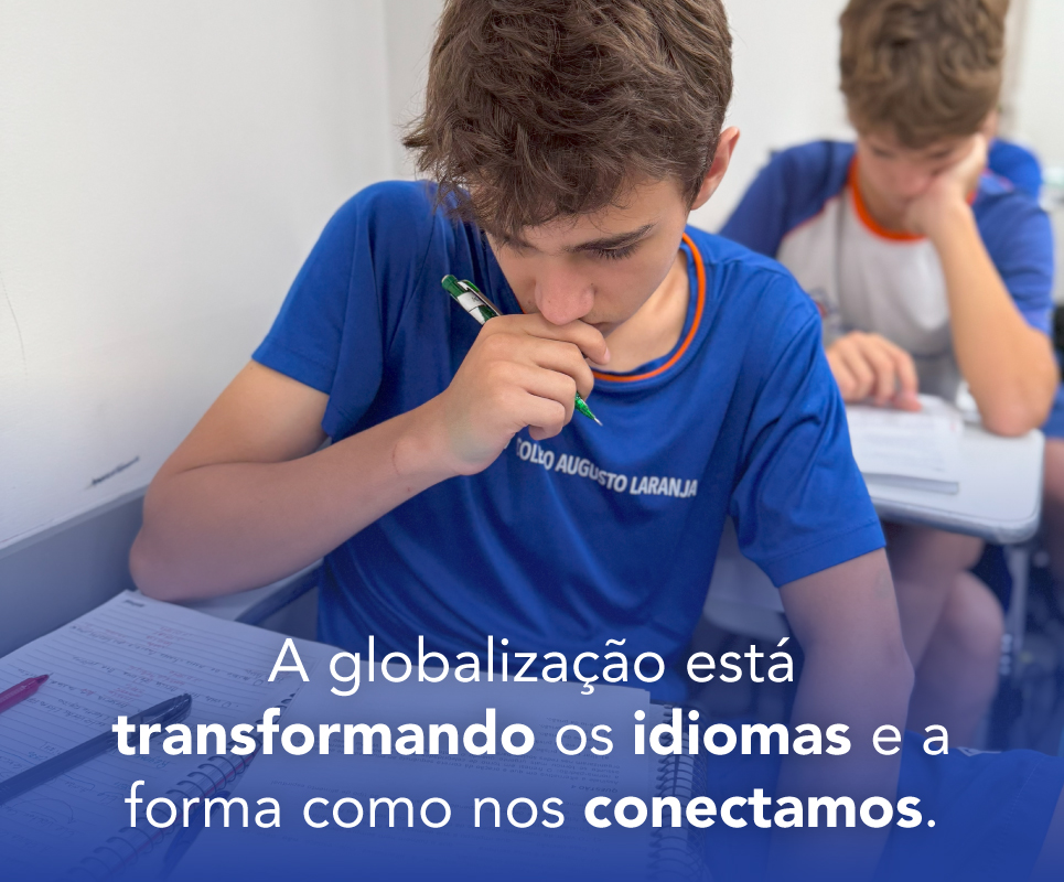 Descubra como a globalização molda os idiomas e a interação digital, com destaque para a comunicação entre adolescentes.